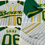 Maillot de baseball à rayures fines vert-doré Raglan, manches authentiques Kelly vertes, manches Kelly blanches personnalisées Maillot de baseball à rayures fines vert-doré Raglan, manches authentiques Kelly vertes, manches Kelly blanches personnalisées